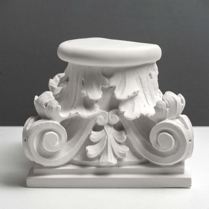 Estatua de Capitel Romano – Escultura Inspirada en la Arquitectura Clásica