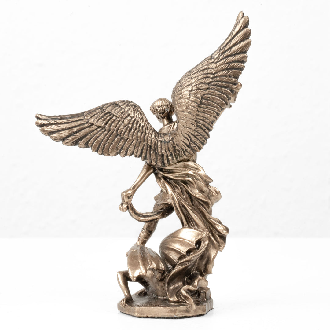 Figura de San Miguel Arcángel (pequeña estatua de bronce fundido en frío)