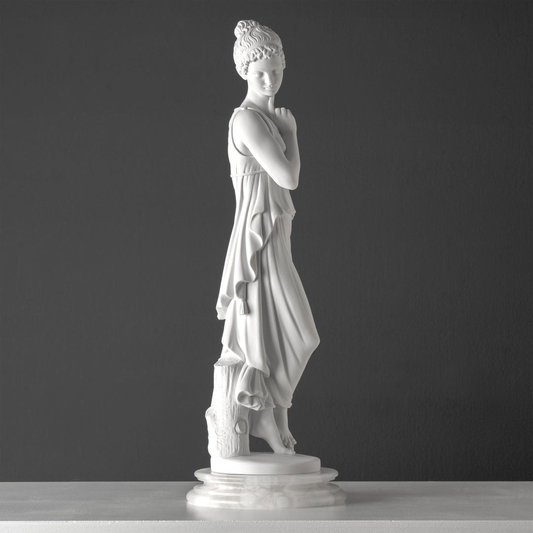 Escultura de Bailarina con el dedo en el mentón (según Antonio Canova)