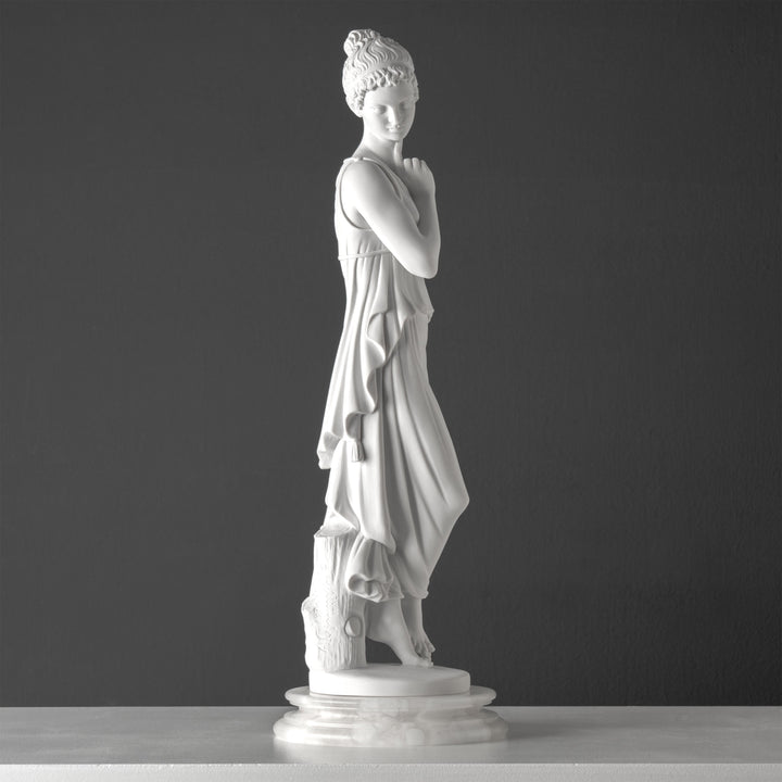 Escultura de Bailarina con el dedo en el mentón (según Antonio Canova)