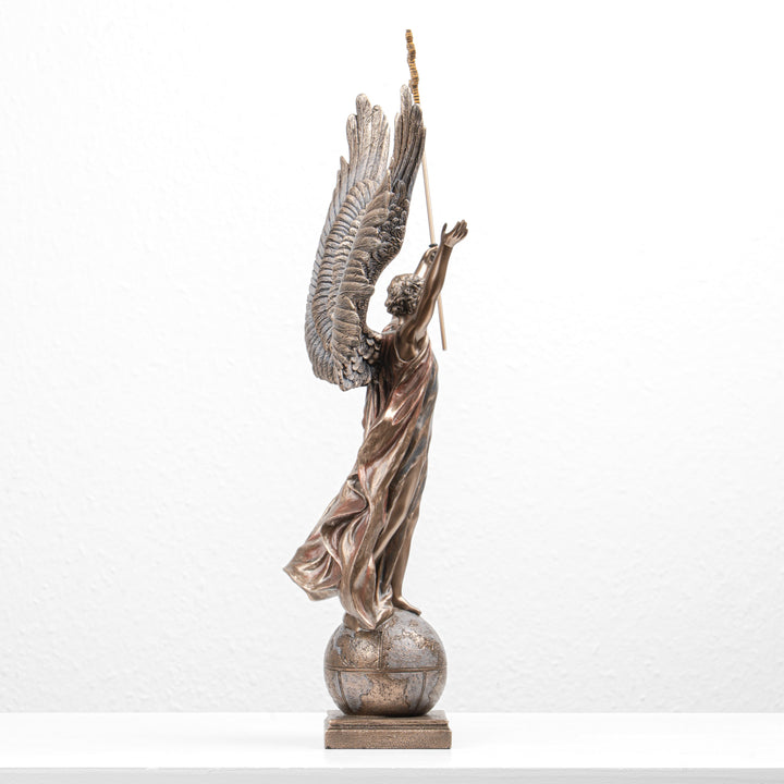 Estatua de San Gabriel Arcángel con la cruz patriarcal (escultura de bronce fundido en frío)