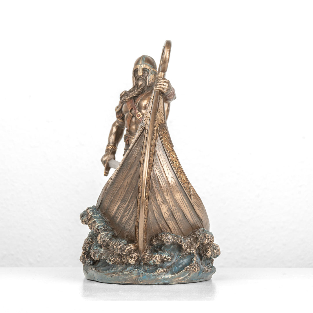 Estatua de guerrero vikingo con espada y drakkar (Escultura de bronce fundido en frío)