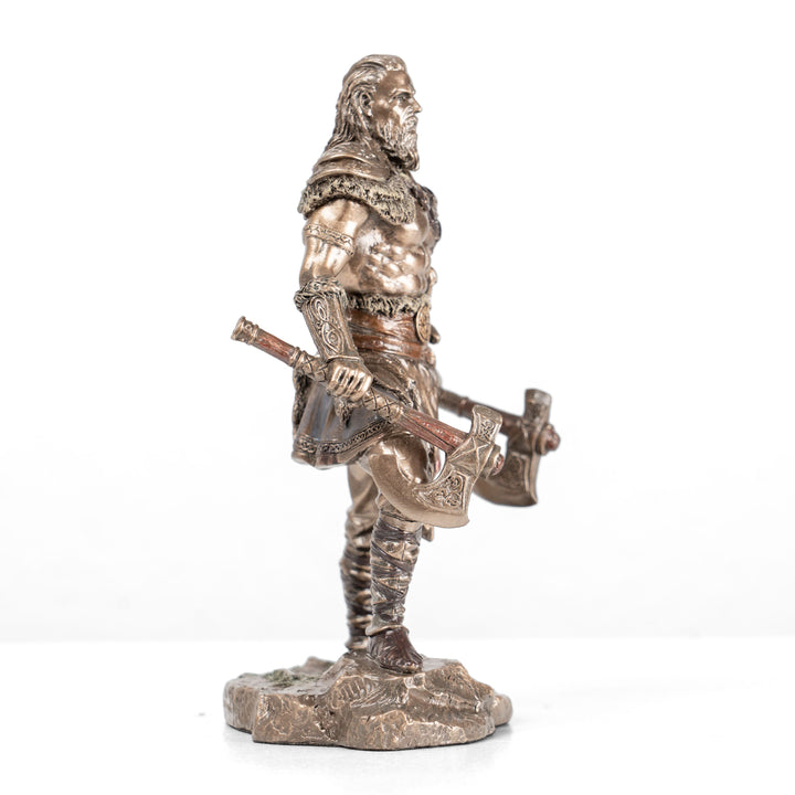 Estatua de guerrero vikingo con dos hachas (Escultura de bronce fundido en frío)