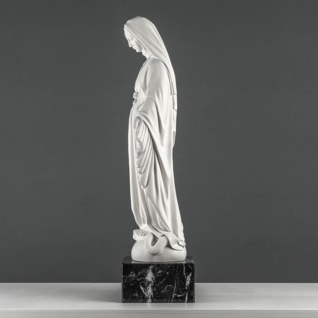 Estatua de la Virgen María – Nuestra Señora de la Gracia (sobre base de mármol negro)