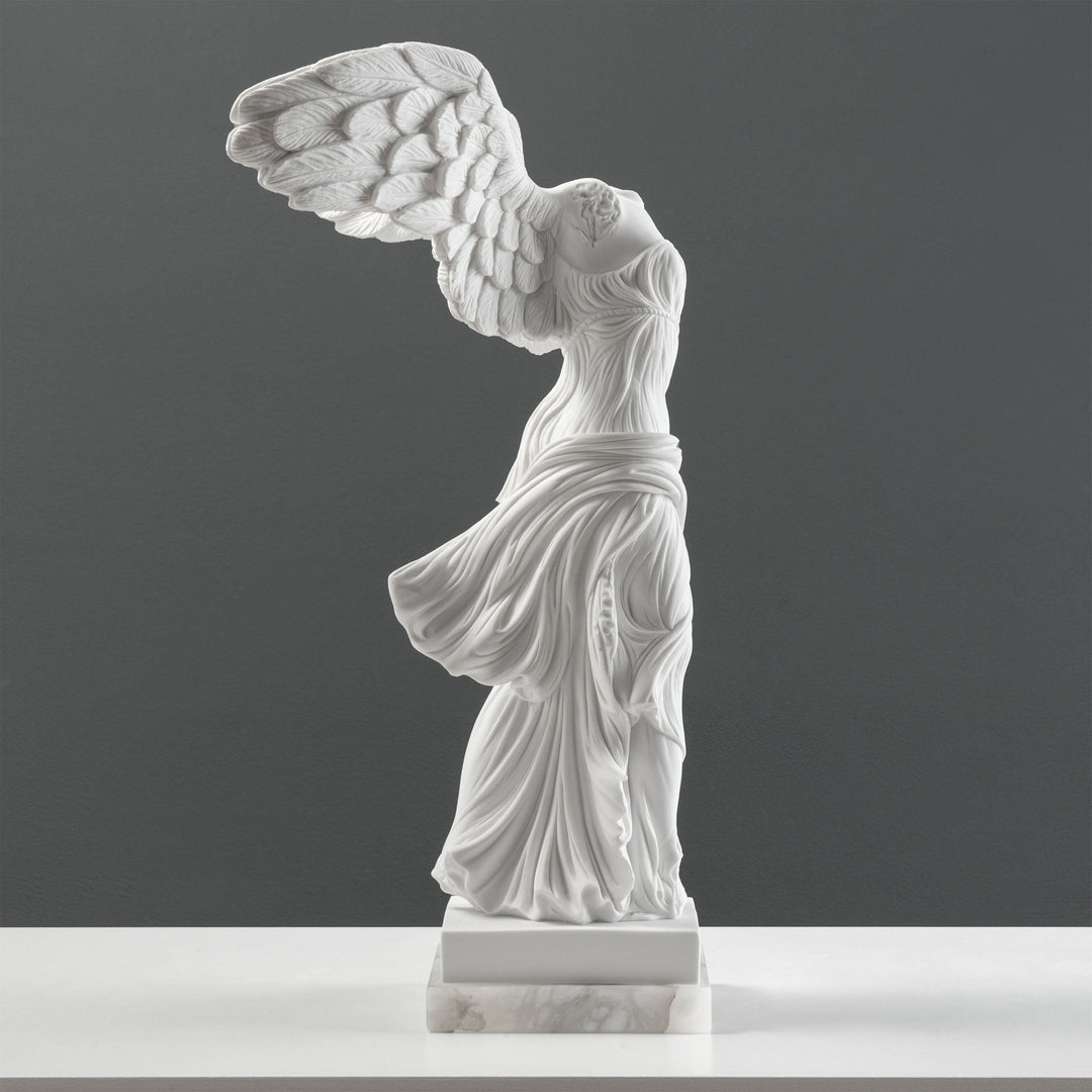 Escultura de la Victoria Alada (Grande) — Niké de Samotracia