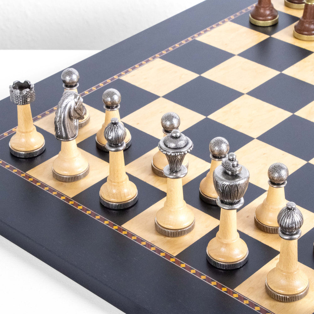 Juego de Ajedrez Clásico en Metal de Italfama con Tablero de Madera Premium Queen’s Gambit