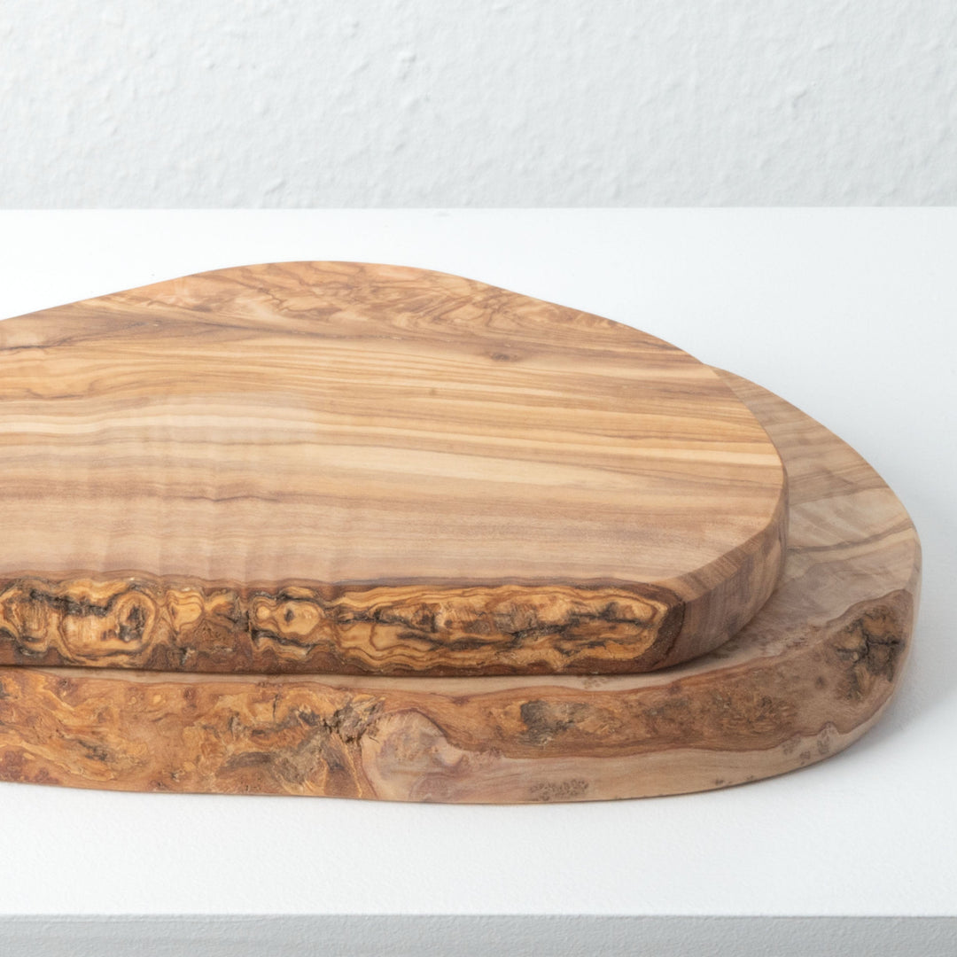 Juego de tablas de cortar con mango irregular de madera de olivo hecho a mano (2 piezas)