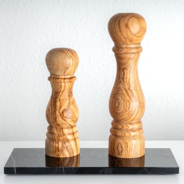 Molinillo tradicional de madera de olivo hecho a mano