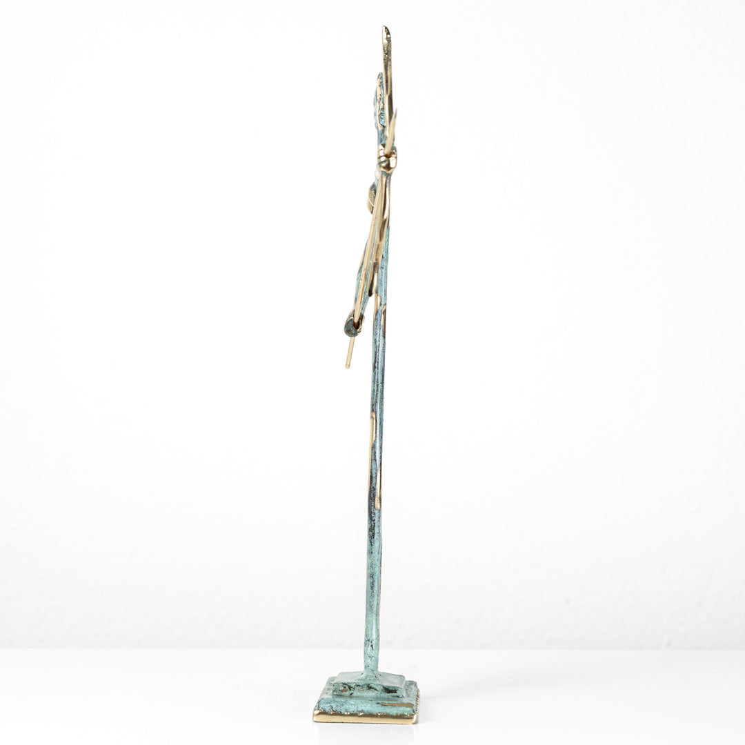 Estatua de Artemisa — diosa griega de la caza (Escultura de latón)