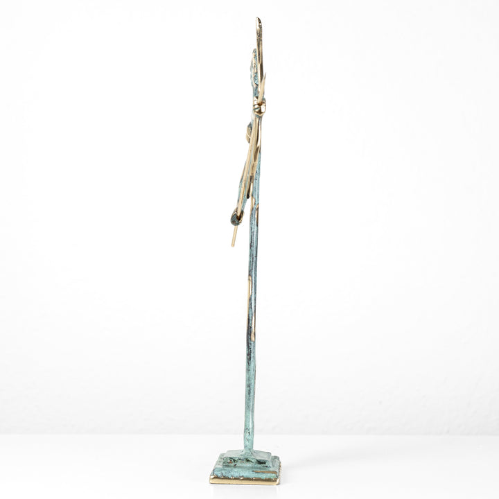 Estatua de Artemisa — diosa griega de la caza (Escultura de latón)