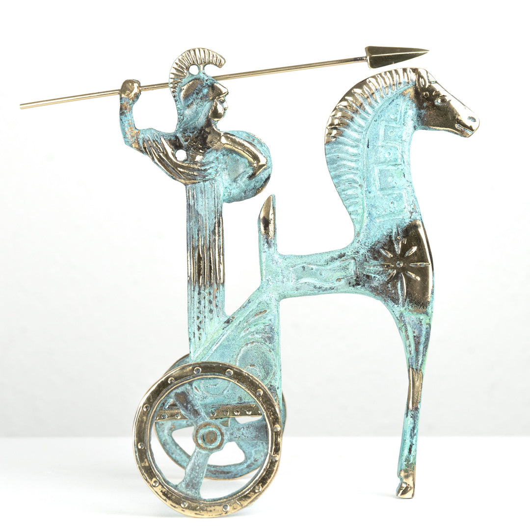 Estatua de Atenea en carro — diosa griega con lanza y escudo (Escultura de latón)