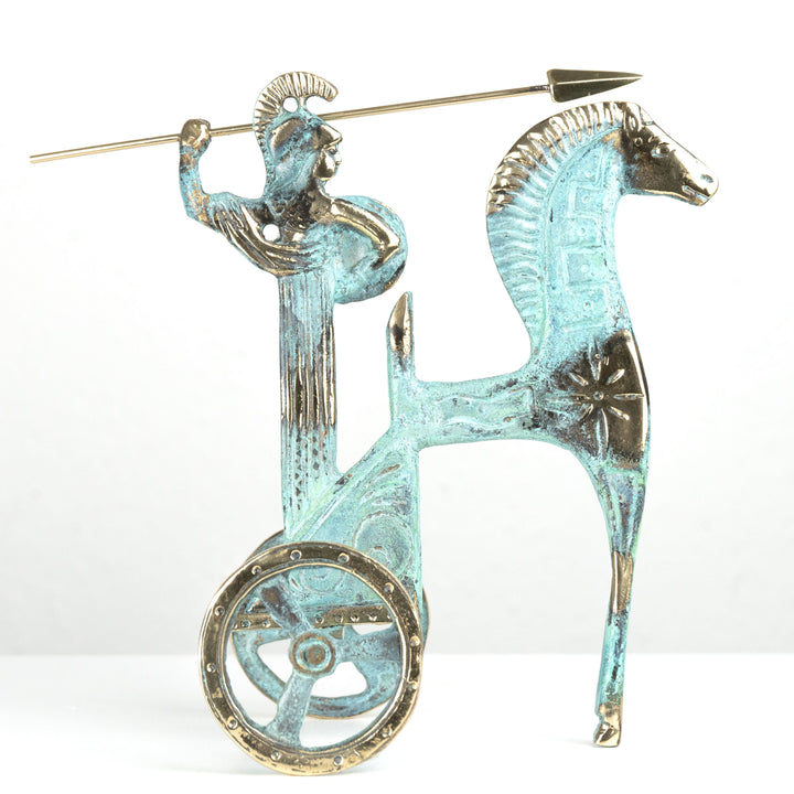 Estatua de Atenea en carro — diosa griega con lanza y escudo (Escultura de latón)
