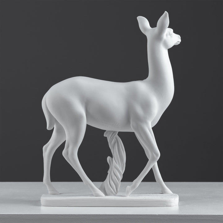 Estatua de Cierva — Escultura Elegante y Grácil