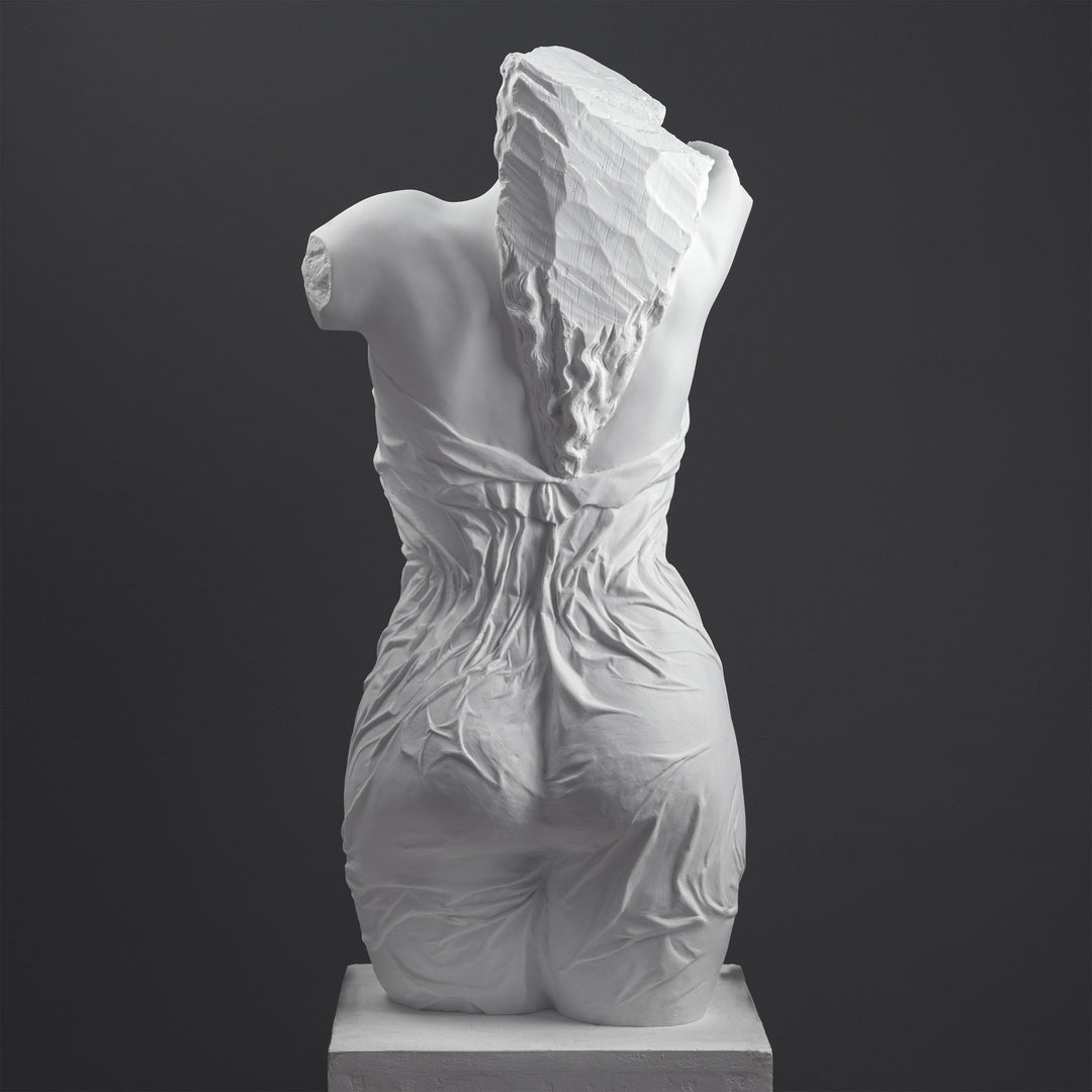 Escultura de Torso Femenino Drapado — Interpretación Contemporánea de una Forma Clásica