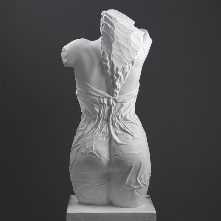 Escultura de Torso Femenino Drapado — Interpretación Contemporánea de una Forma Clásica