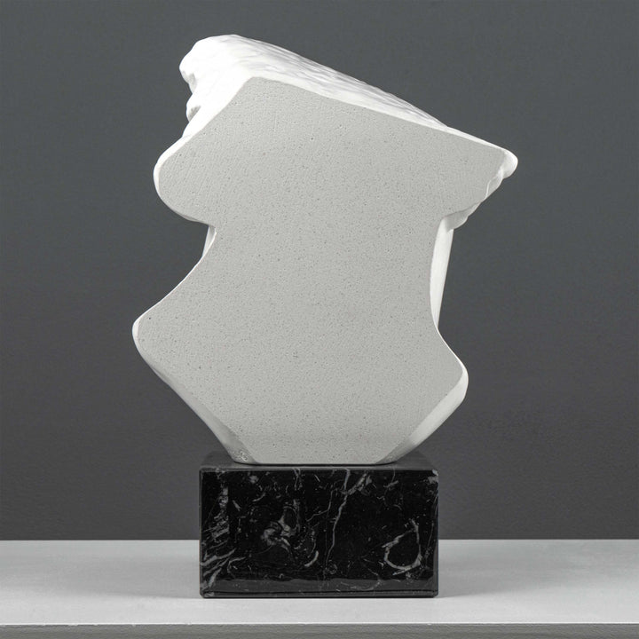Escultura Fragmento del Busto de Apolo sobre Base de Mármol Negro (Cabeza Colosal de un Joven)