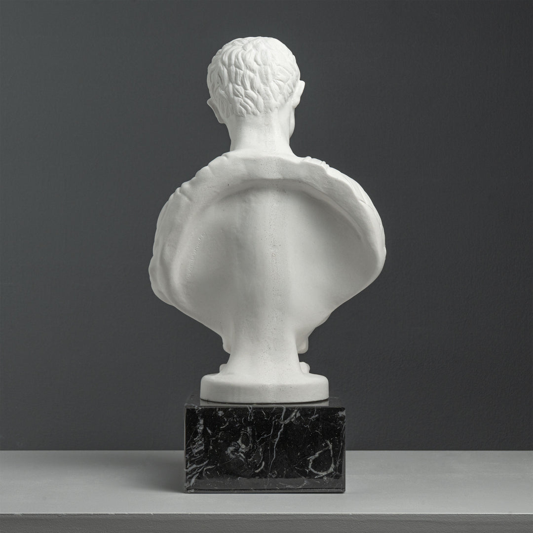 Busto de Julio César con coraza – según Andrea Ferrucci (sobre base de mármol negro)