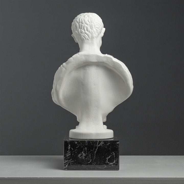 Busto de Julio César con coraza – según Andrea Ferrucci (sobre base de mármol negro)