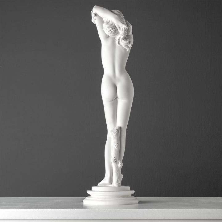 Estatua de Mujer Desnuda — Elegancia revelada