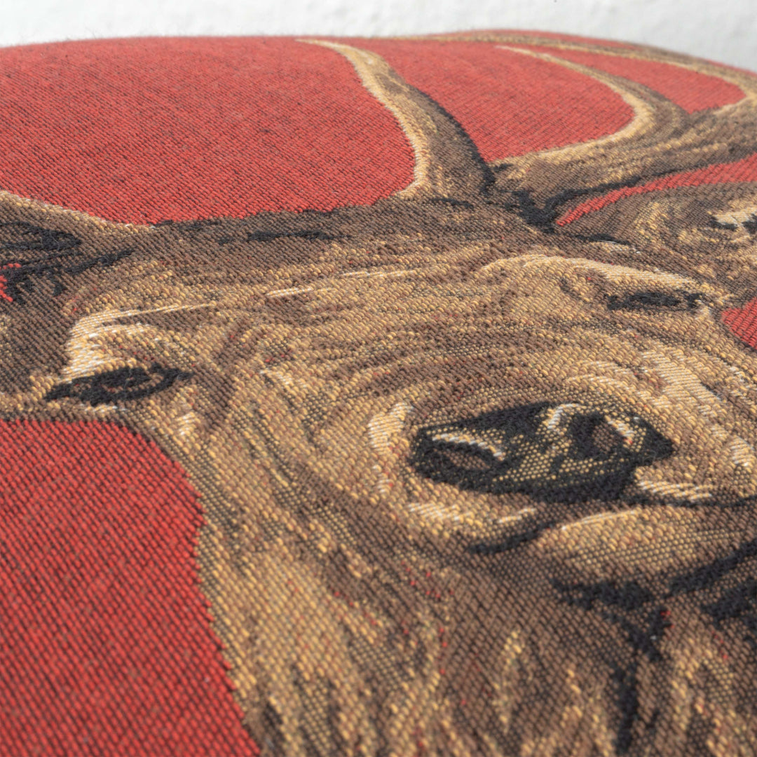 Cojín Rojo con Motivo de Ciervo (Tejido Gobelino)