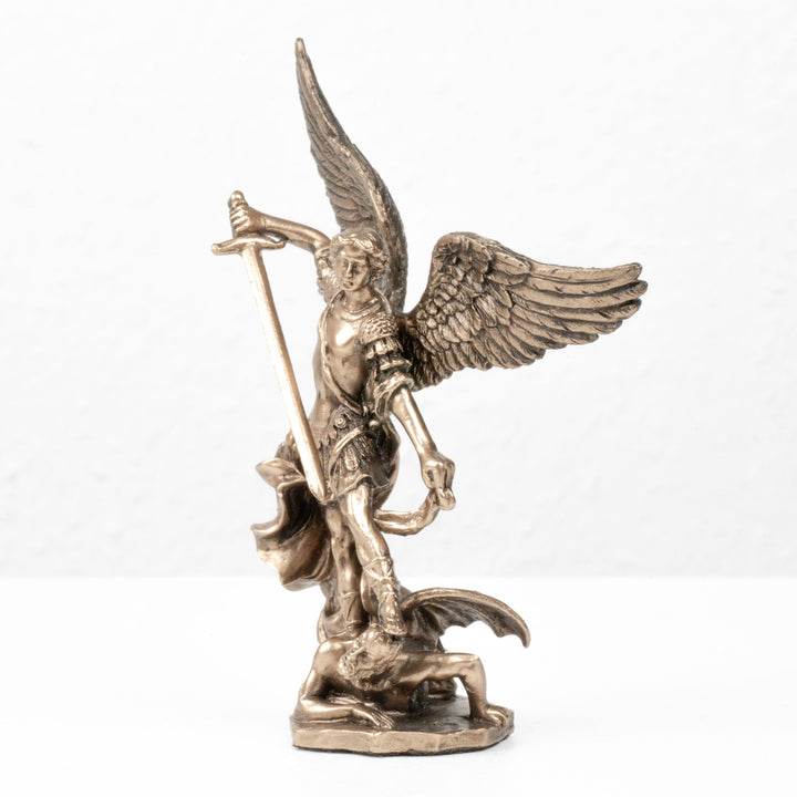 Figura de San Miguel Arcángel (pequeña estatua de bronce fundido en frío)