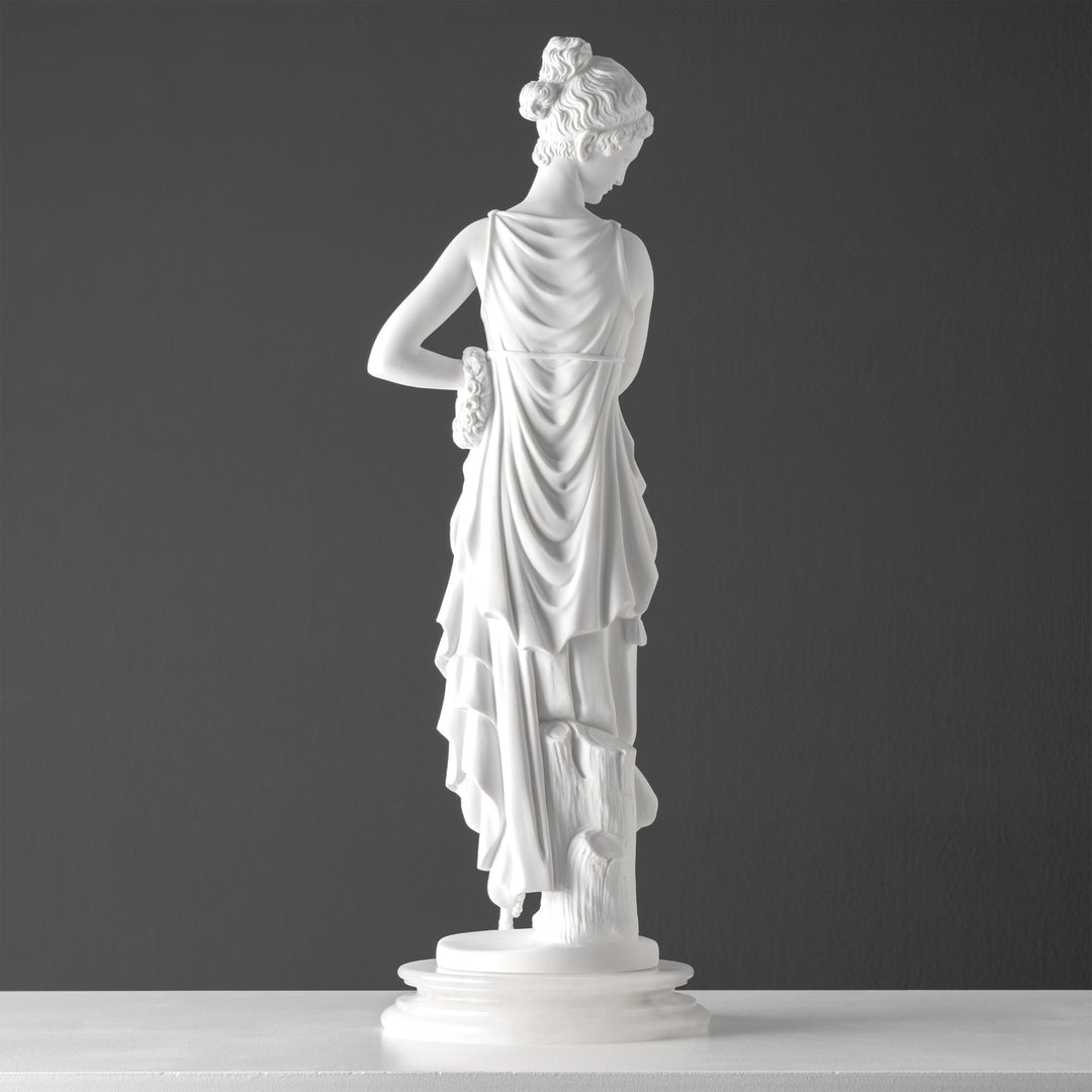 Escultura de Bailarina con el dedo en el mentón (según Antonio Canova)