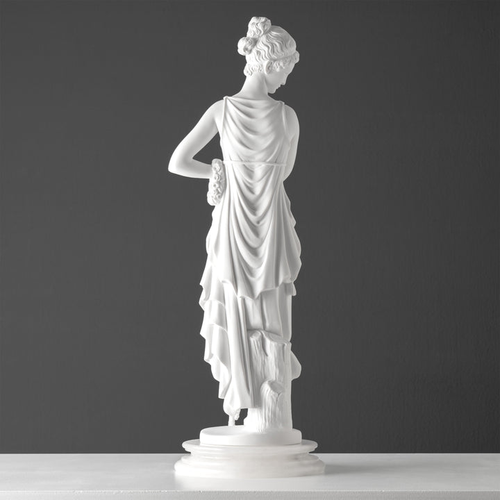 Escultura de Bailarina con el dedo en el mentón (según Antonio Canova)