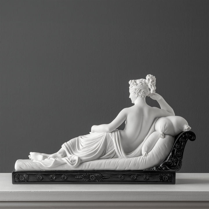 Escultura de Venus Victrix (Paulina Bonaparte) — sobre base negra