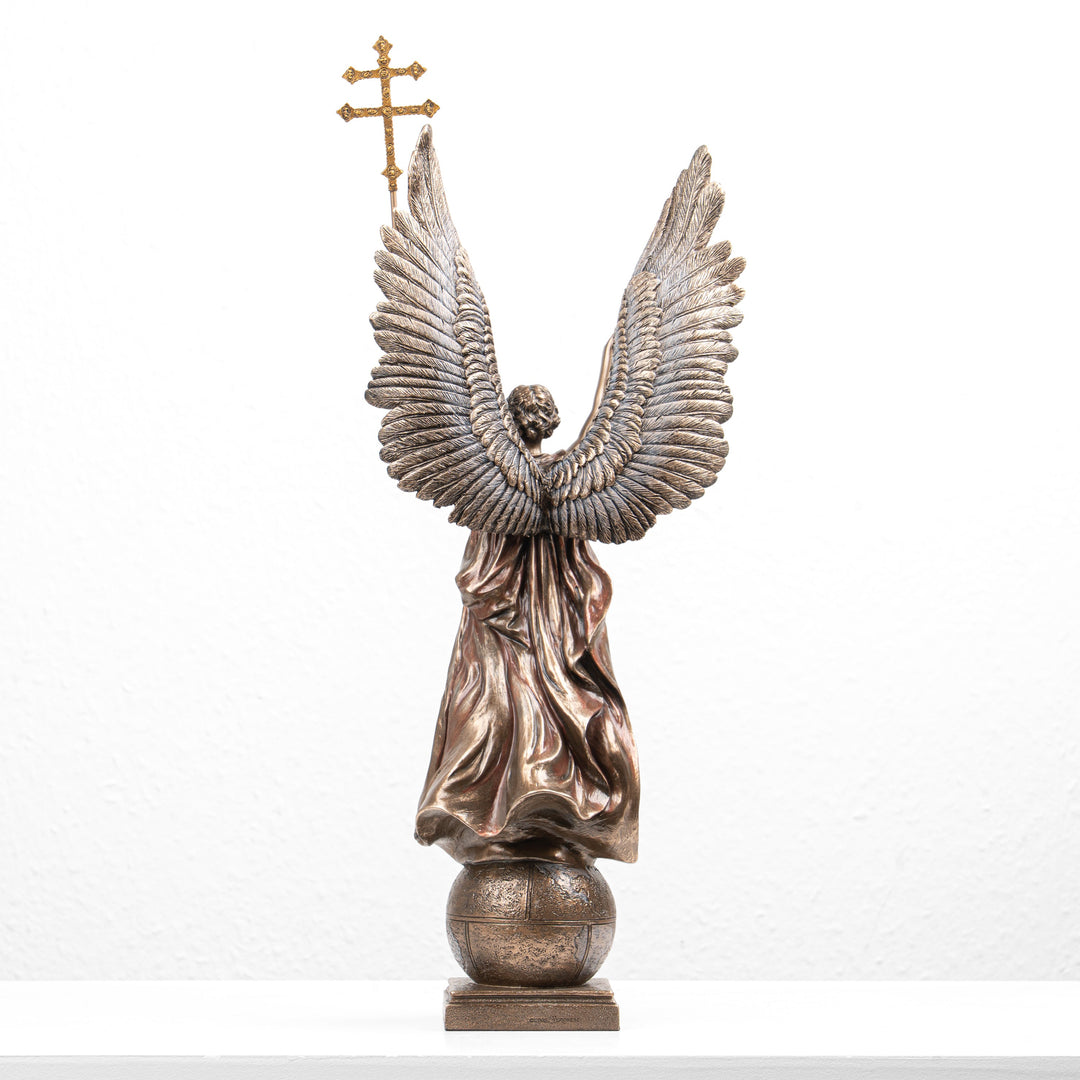 Estatua de San Gabriel Arcángel con la cruz patriarcal (escultura de bronce fundido en frío)