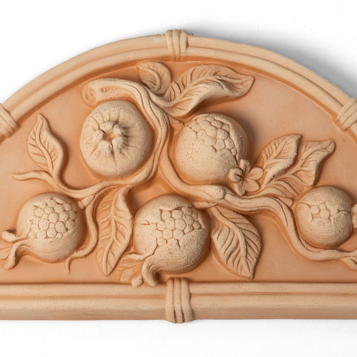 Bajorrelieve de granada en terracota