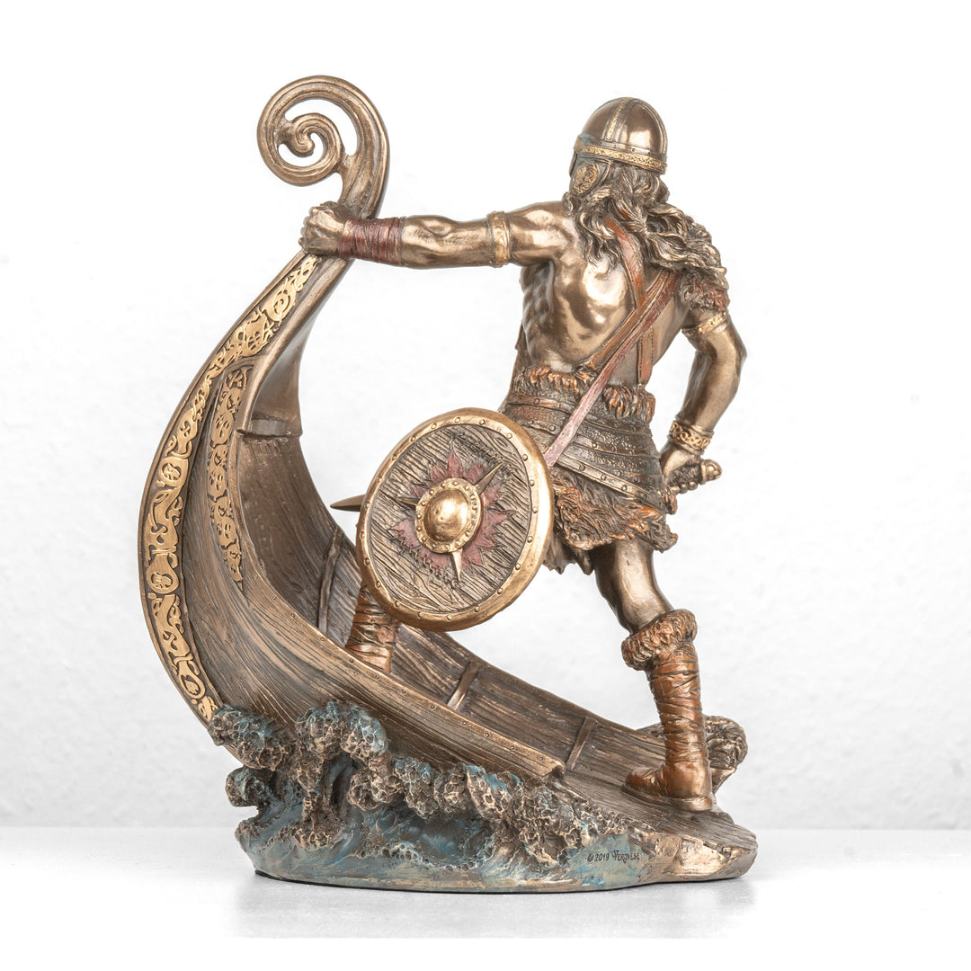 Estatua de guerrero vikingo con espada y drakkar (Escultura de bronce fundido en frío)