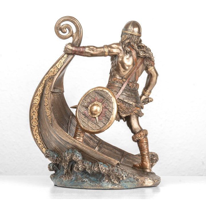 Estatua de guerrero vikingo con espada y drakkar (Escultura de bronce fundido en frío)