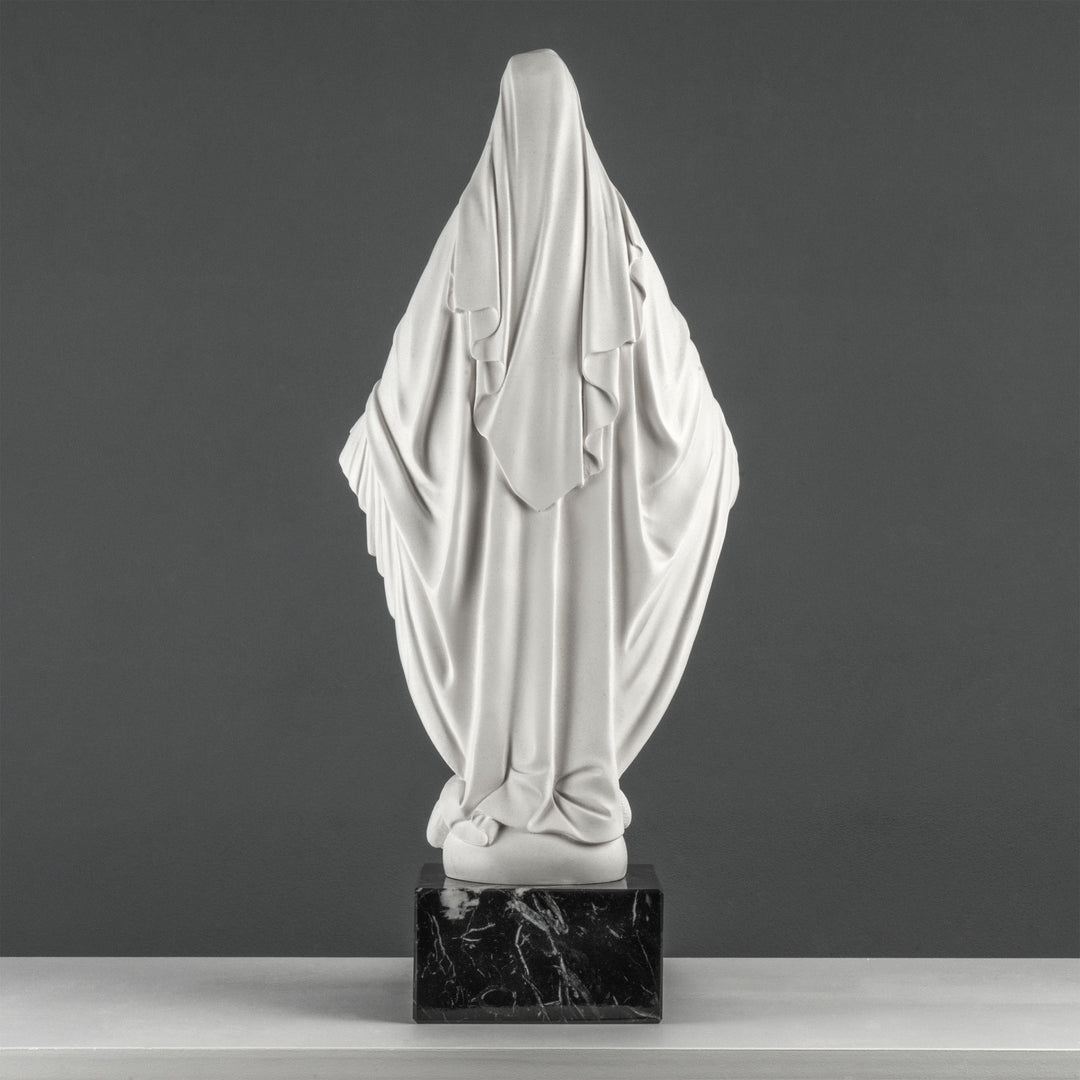 Estatua de la Virgen María – Nuestra Señora de la Gracia (sobre base de mármol negro)