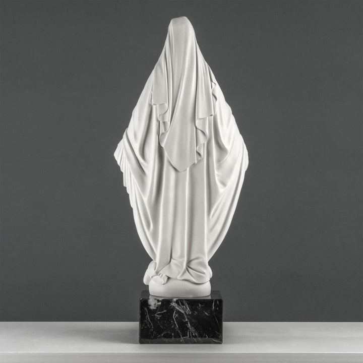 Estatua de la Virgen María – Nuestra Señora de la Gracia (sobre base de mármol negro)