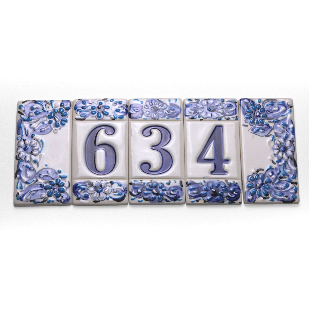Número de casa de cerámica con diseño de flores azules