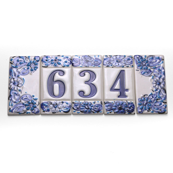 Número de casa de cerámica con diseño de flores azules