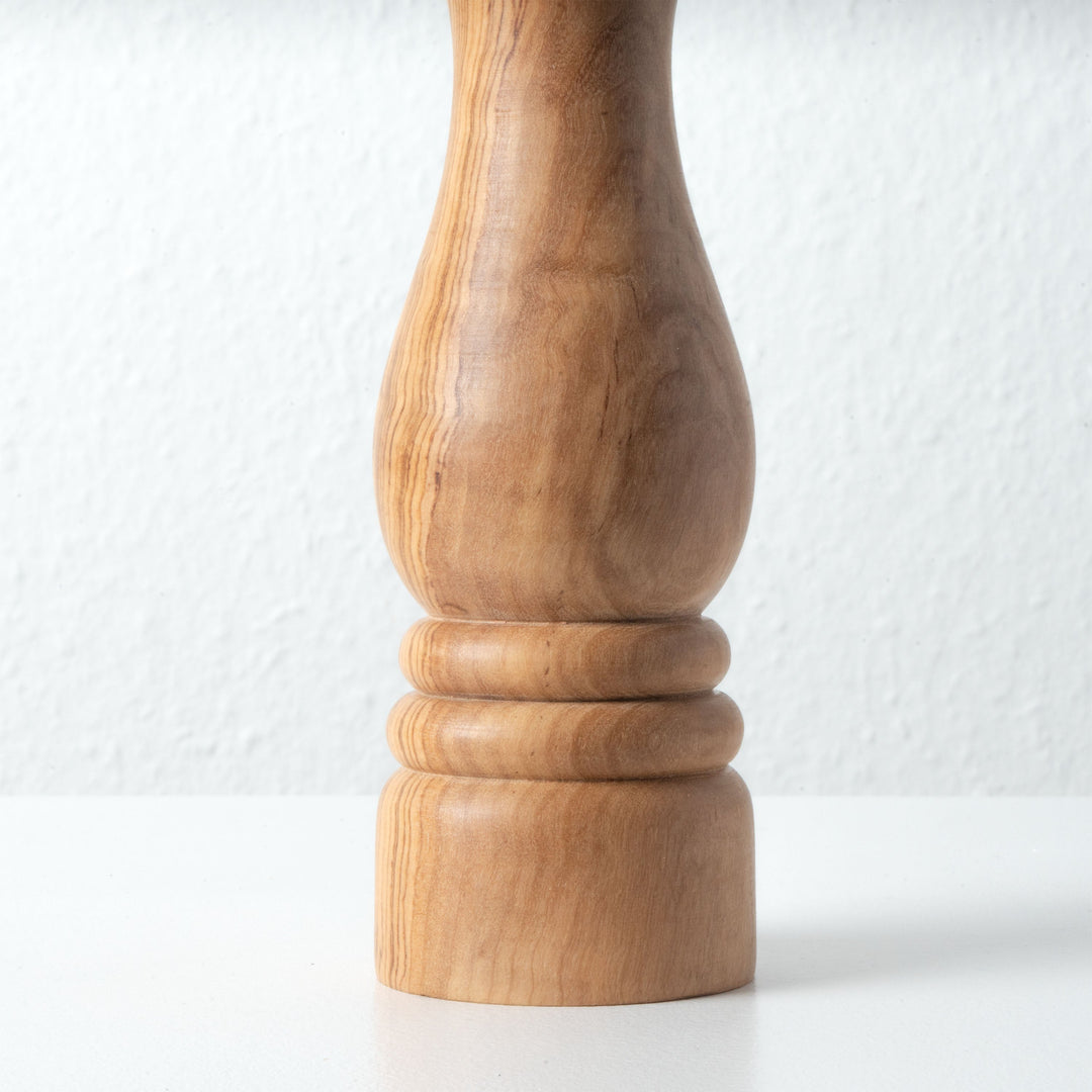 Molinillo tradicional de madera de olivo hecho a mano