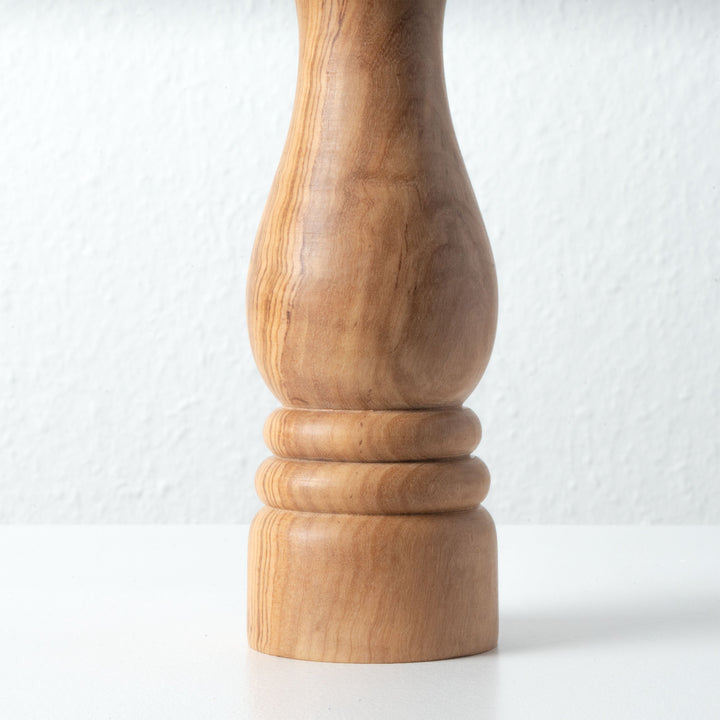 Molinillo tradicional de madera de olivo hecho a mano