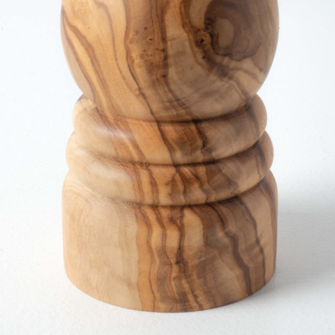 Molinillo tradicional de madera de olivo hecho a mano