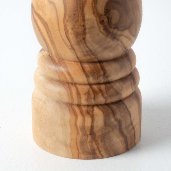 Molinillo tradicional de madera de olivo hecho a mano