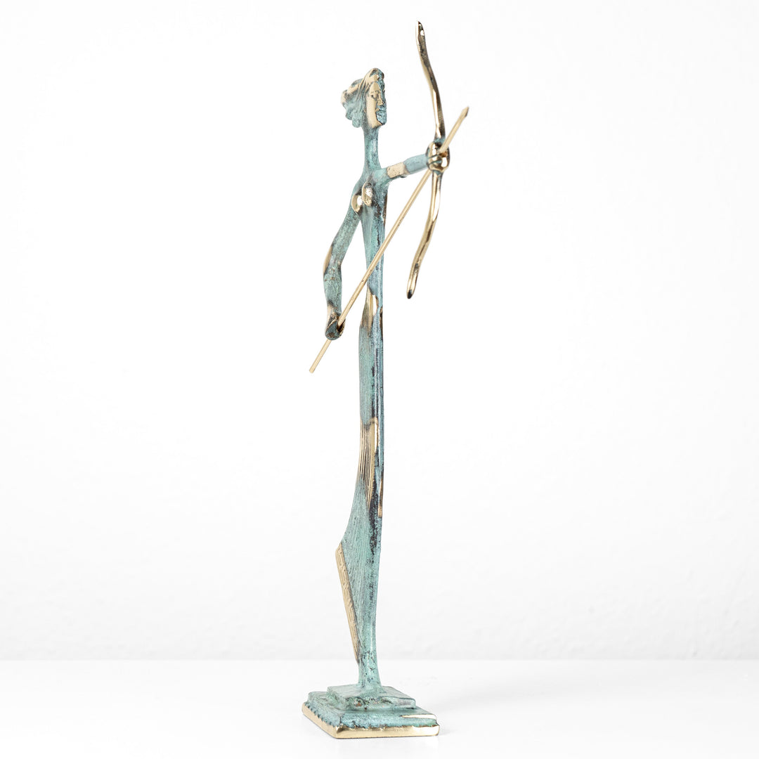 Estatua de Artemisa — diosa griega de la caza (Escultura de latón)
