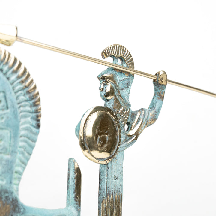 Estatua de Atenea en carro — diosa griega con lanza y escudo (Escultura de latón)