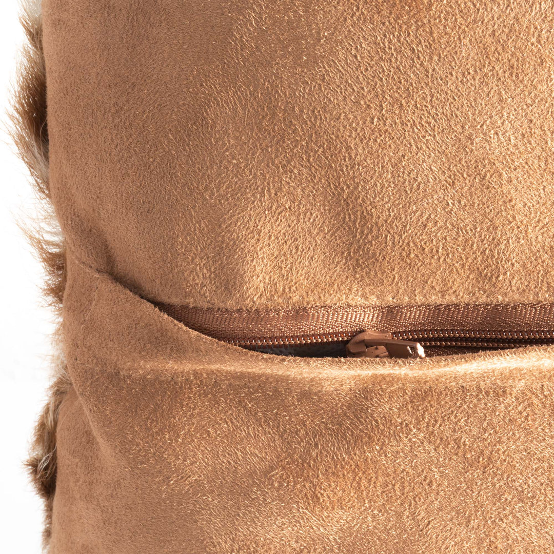 Cojín de Piel de Ciervo Marrón con Motas (Capra aegagrus hircus)