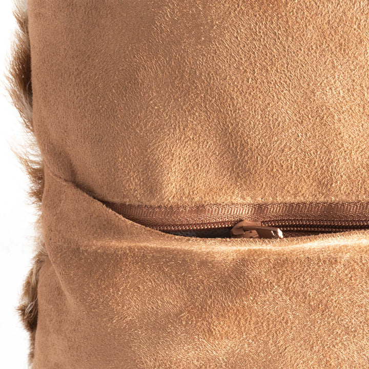 Cojín de Piel de Ciervo Marrón con Motas (Capra aegagrus hircus)