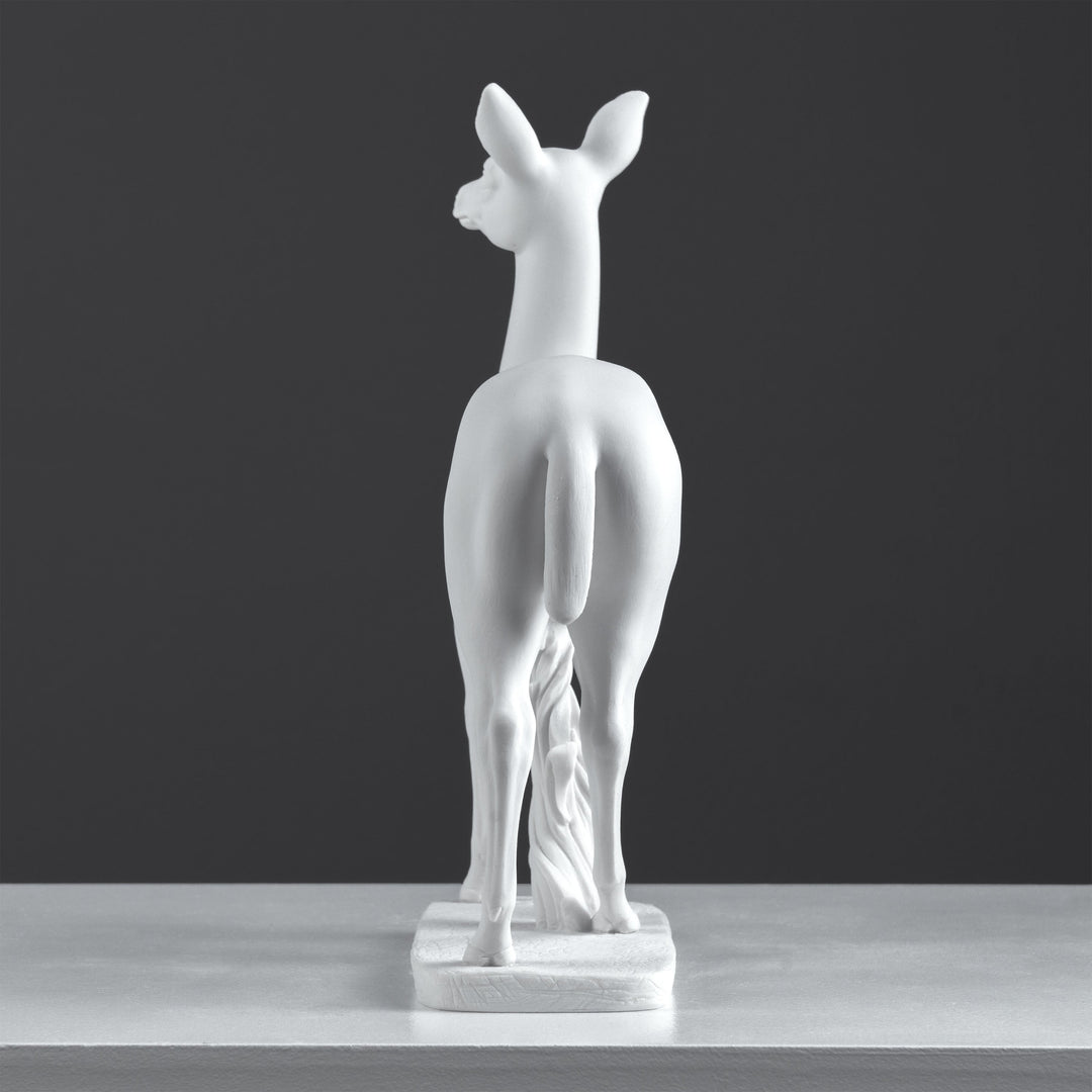 Estatua de Cierva — Escultura Elegante y Grácil