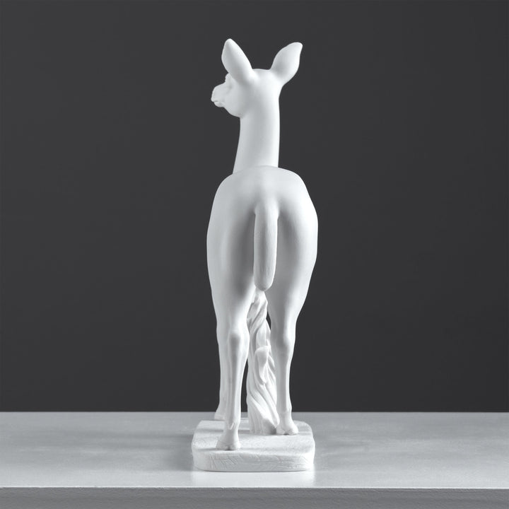 Estatua de Cierva — Escultura Elegante y Grácil