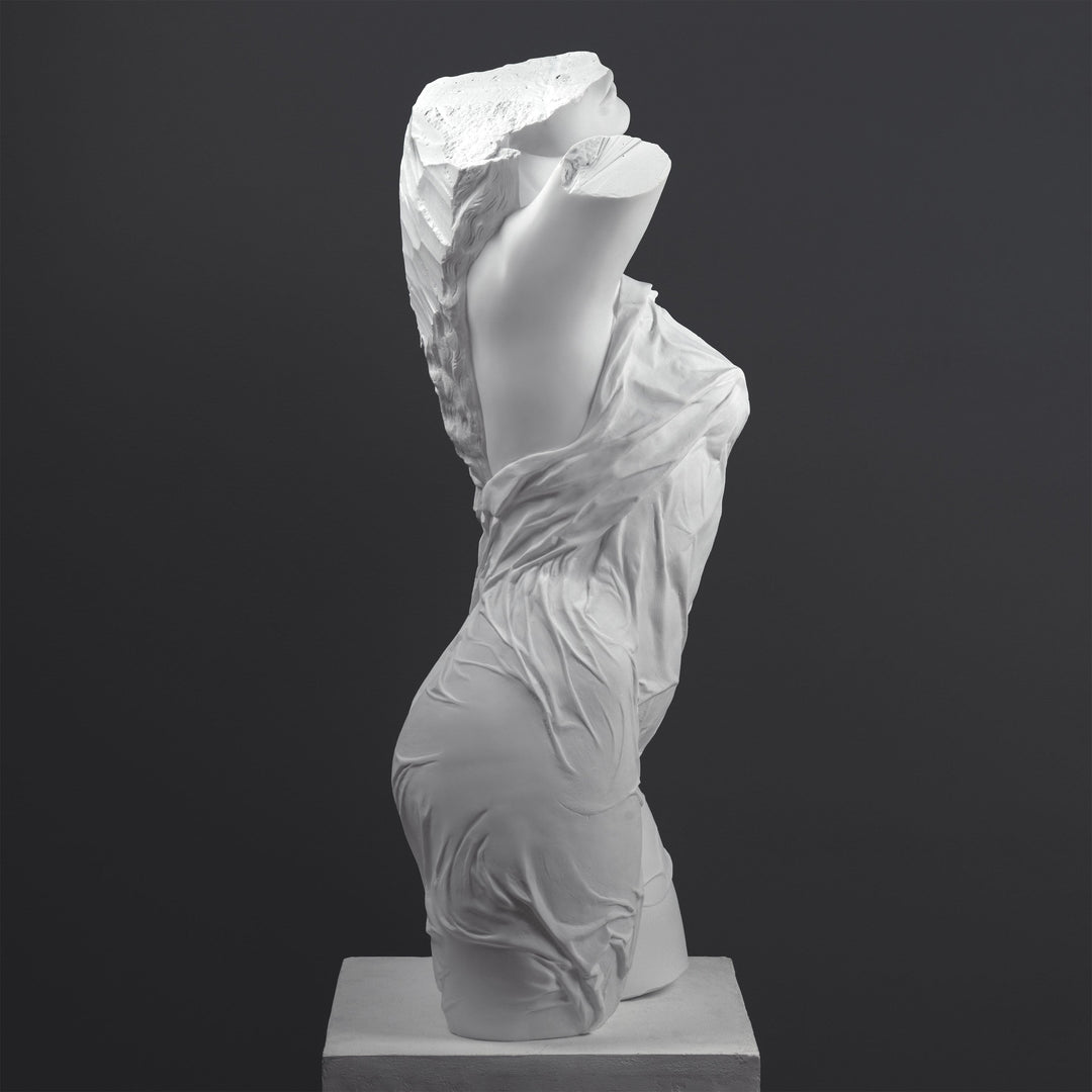 Escultura de Torso Femenino Drapado — Interpretación Contemporánea de una Forma Clásica