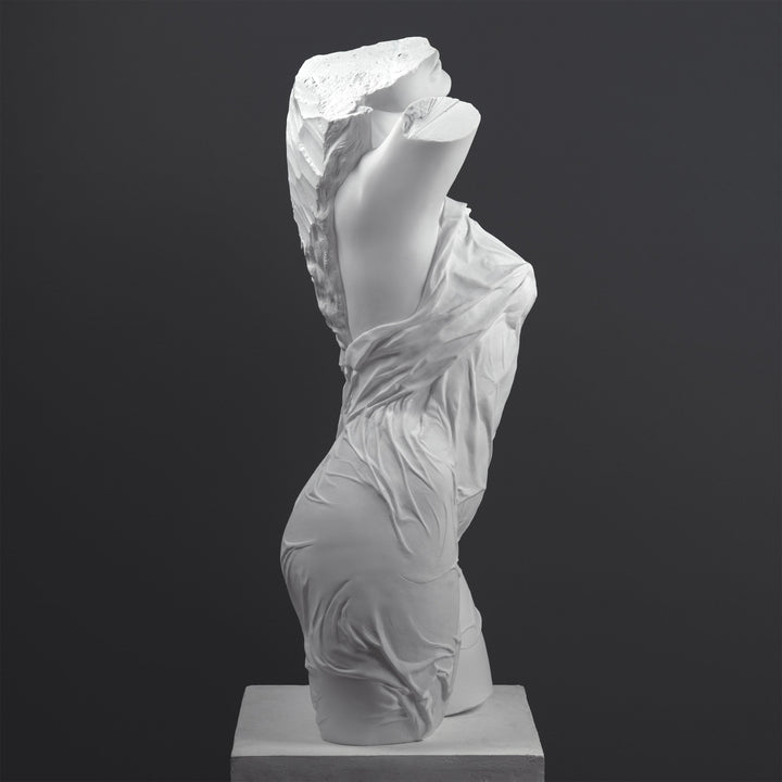 Escultura de Torso Femenino Drapado — Interpretación Contemporánea de una Forma Clásica