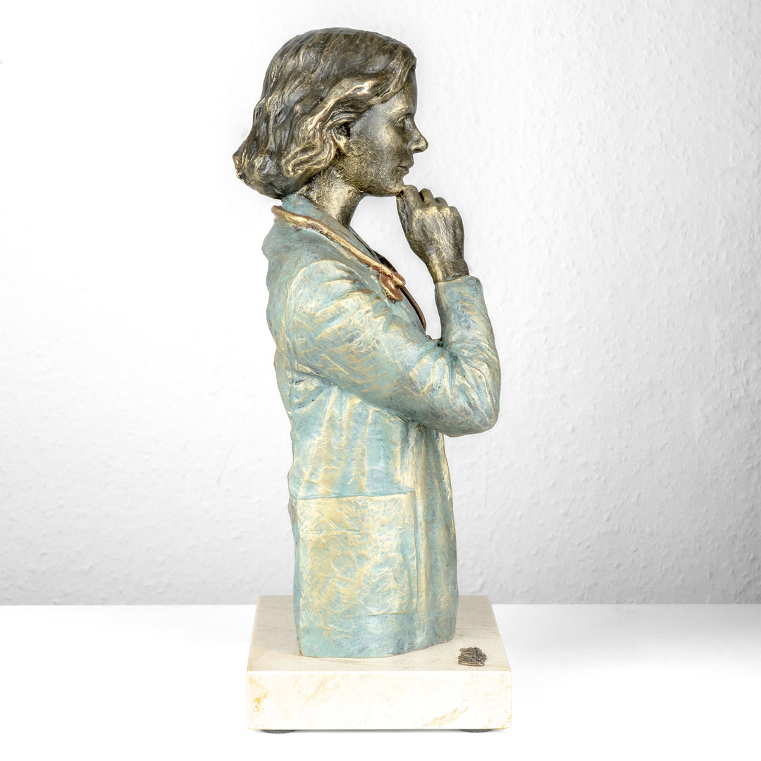 Escultura Doctora de Anglada sobre Base de Mármol