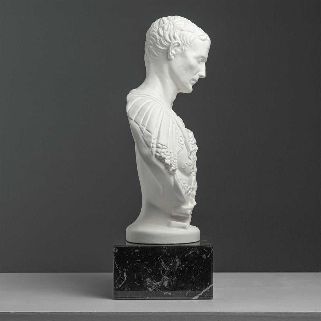 Busto de Julio César con coraza – según Andrea Ferrucci (sobre base de mármol negro)